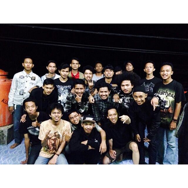 ridwan_waste's tweet photo. #latepost bray.  #bandungthrashzone #walkerthrash #bukber http://t.co/8nrU0QpS9H