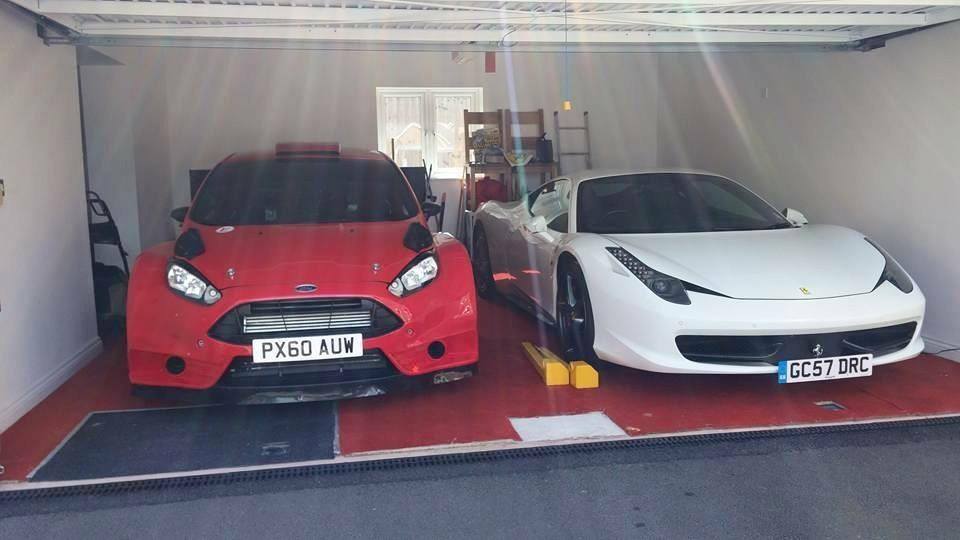 fernischumi's tweet photo. Un garaje de ensueño... Un deportivo de Maranello y un coche de rallyes. Quién se apunta? #WRC http://t.co/8u2BeZ6jYA