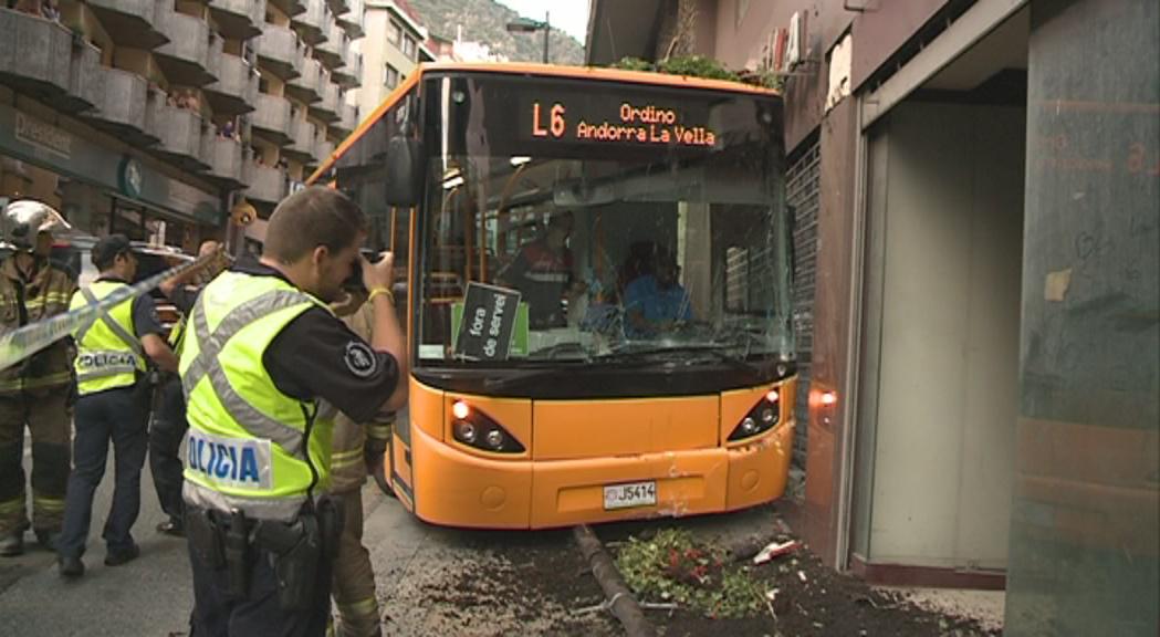 AMPLIACIÓ: Un autobús s'encasta contra un local de l'avinguda Santa Coloma | Andorra Difusió andorradifusio.ad/noticies/un-au…
