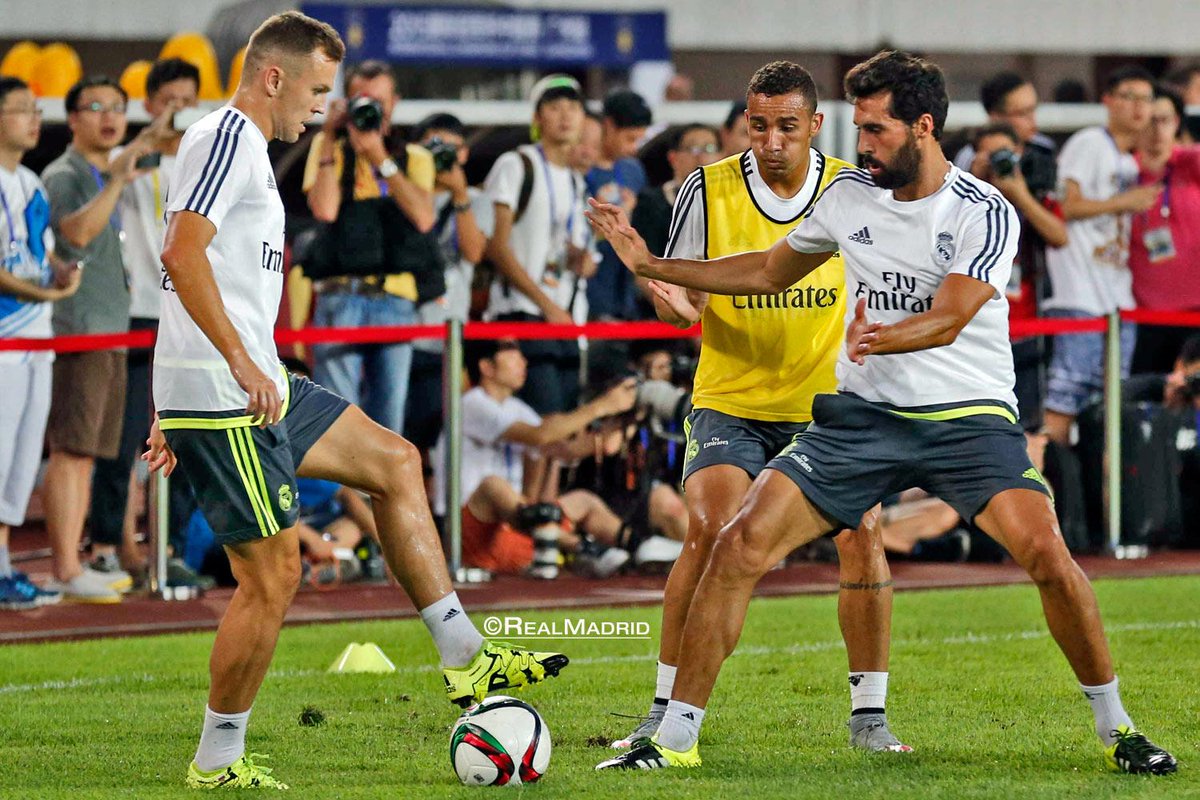 realmadrid's tweet photo. Entrenamiento: @jamesdrodriguez se incorporó al grupo en la previa del partido contra el Inter #RMTour2015 http://t.co/rnMxURjy50