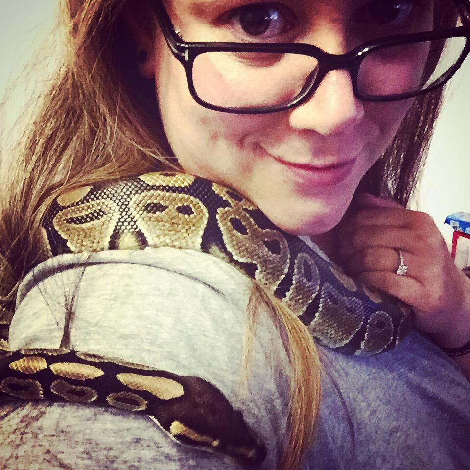 LadyNajaGirl's tweet image. Cuddles with Arthur @SnakeBytesTV @RoyalPythonFans @21stCentReptile #snake #snakesoftwitter #reptile #petselfie
