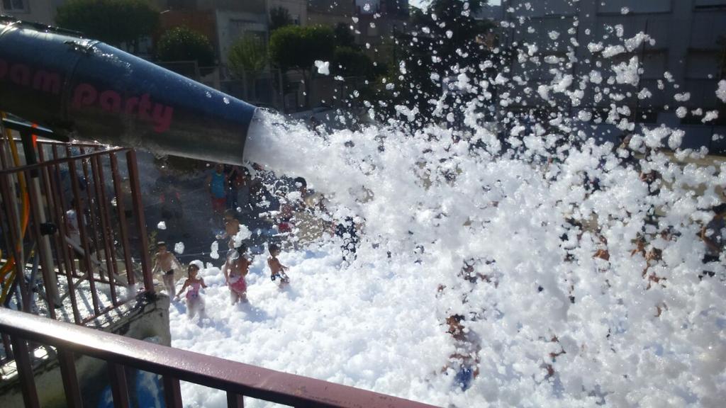 avvlloreda's tweet photo. Fotos de la festa de l'escuma d'ahir al pati de l'antiga escola Lloreda. #FestaMajor http://t.co/fXGrdvljxt