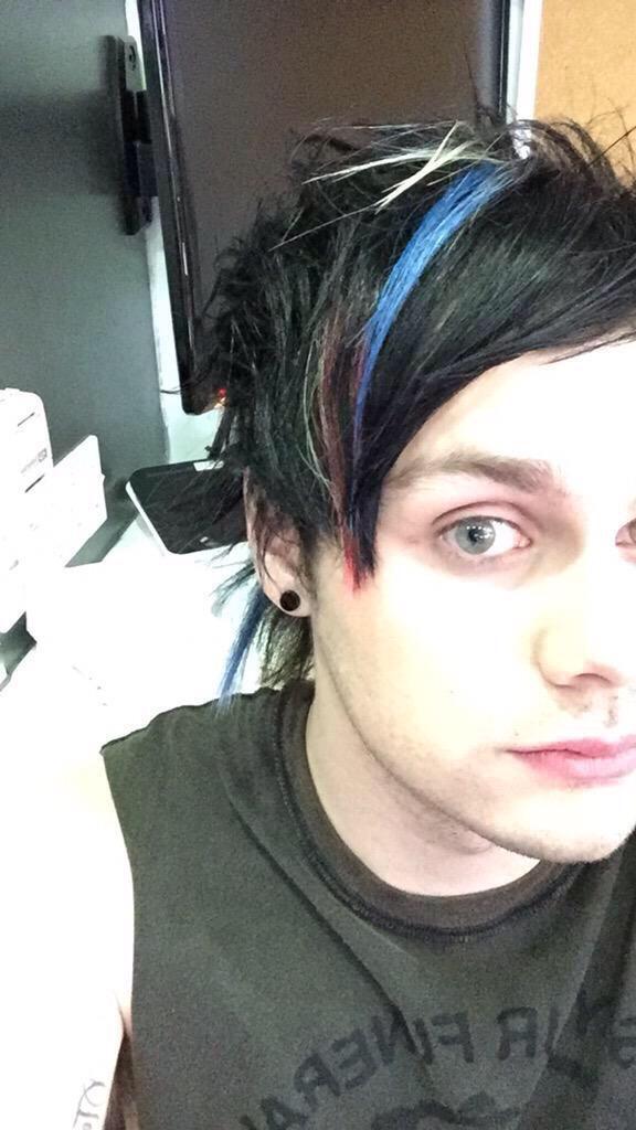 PokemonRestockr's tweet image. Retweet for a dm to Michael! 

Turn on my notifications ☺️

#MTVHottest 5SOS
