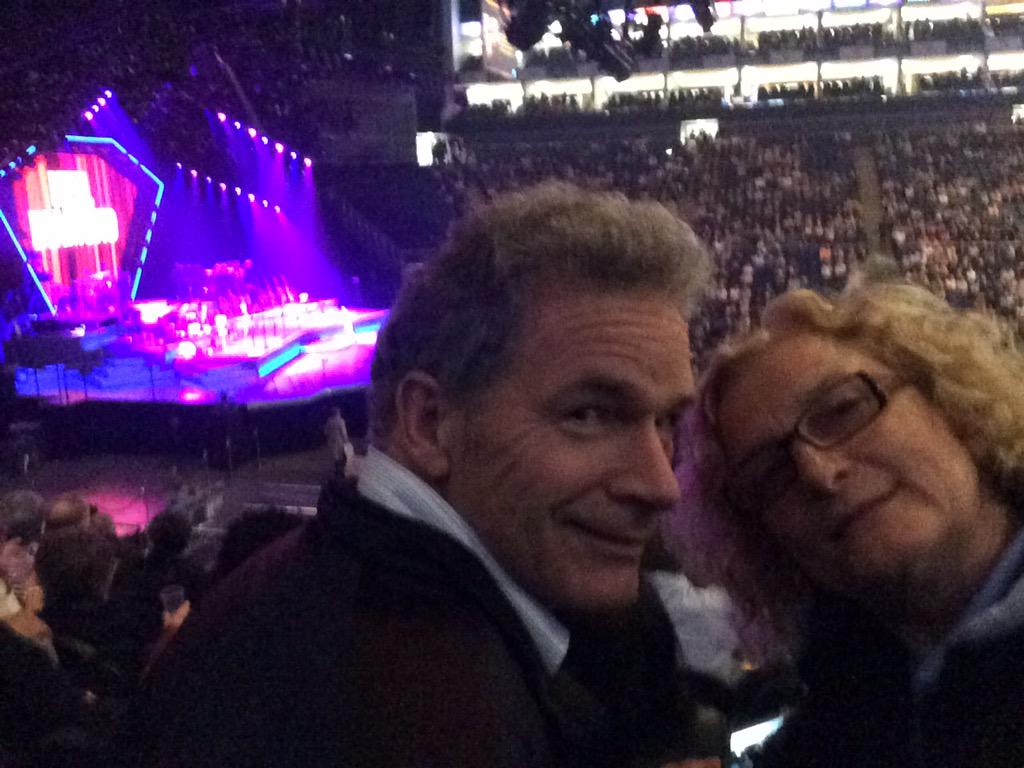 So excited  - Neil Diamond. Thank you Des for the surprise #sweetcaroline