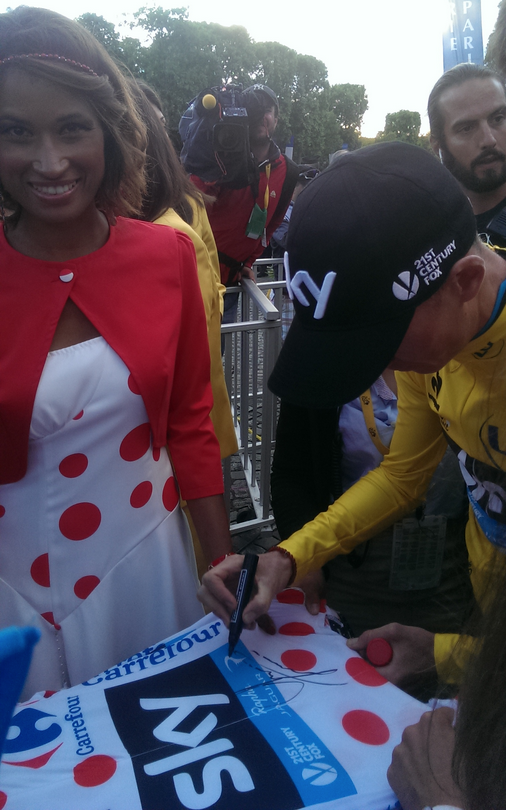 CarrefourFrance's tweet photo. RT pour gagner ce #MaillotaPoisCarrefour dédicacé par @chrisfroome #letourapois http://t.co/qiRIZIVSl7