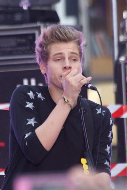 adoreaboutluke's tweet image. when luke had these phase of wearing the shirts and sleeves with stars on it #MTVHottest 5SOS