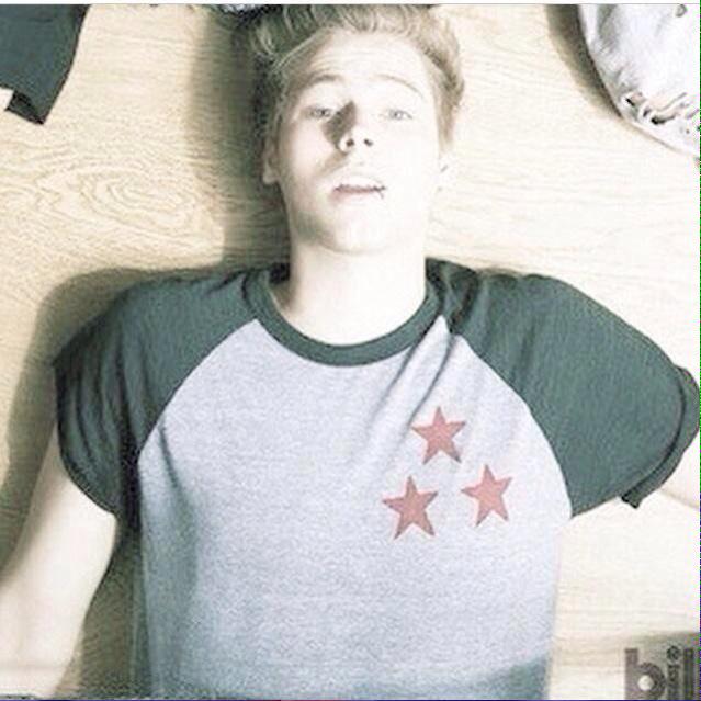adoreaboutluke's tweet image. when luke had these phase of wearing the shirts and sleeves with stars on it #MTVHottest 5SOS