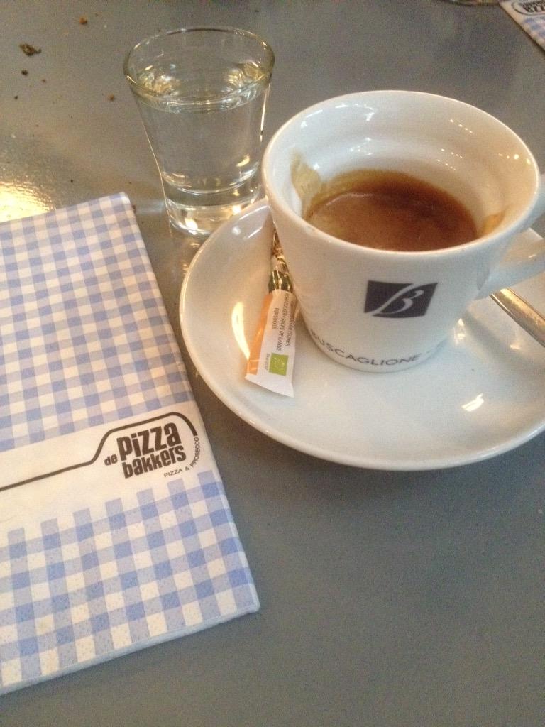 Na een heerlijke <a href="/DePizzabakkers/">De Pizzabakkers</a> #pizza, een echte Italiaanse <a href="/BUSCAGLIONE/">Lady Buscaglione</a> #espresso. #genieten
