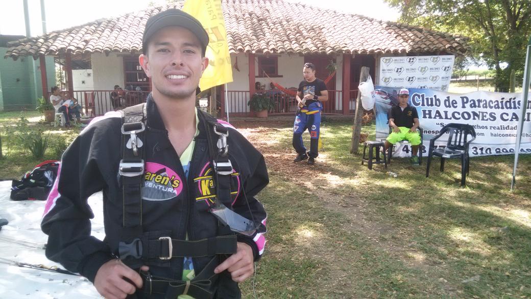 PuntoXeroInf's tweet photo. @PuntoXeroInf y @halconescali se unen para cumplir #UnSueñoPorVolar ¡Nuestro ganador listo para subir! http://t.co/W5PMnuxhq7