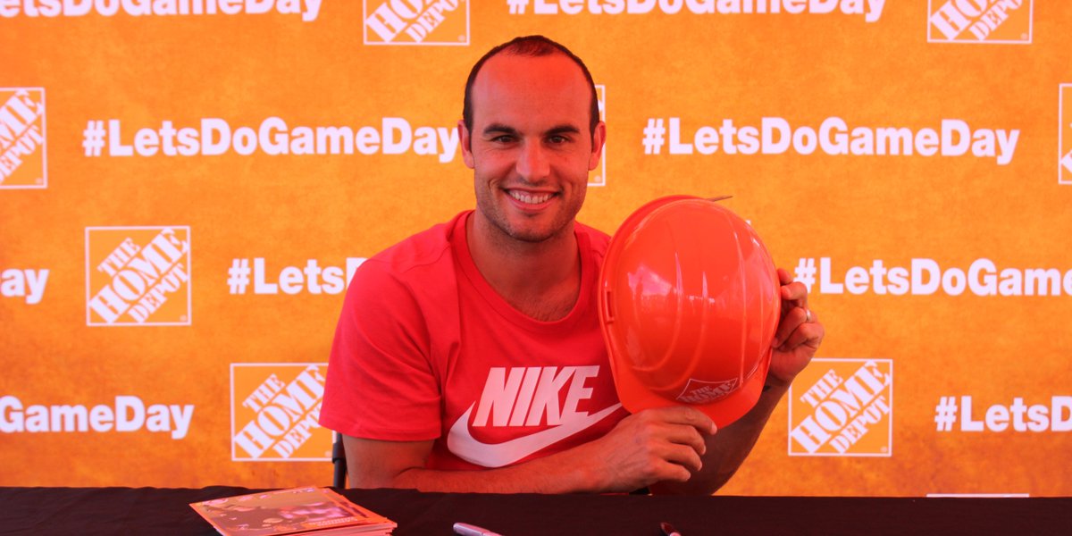 HomeDepot's tweet image. Look who stopped by The Home Depot in Denver! Thanks for the visit, @landondonovan! #LetsDoGameDay #MLSASG