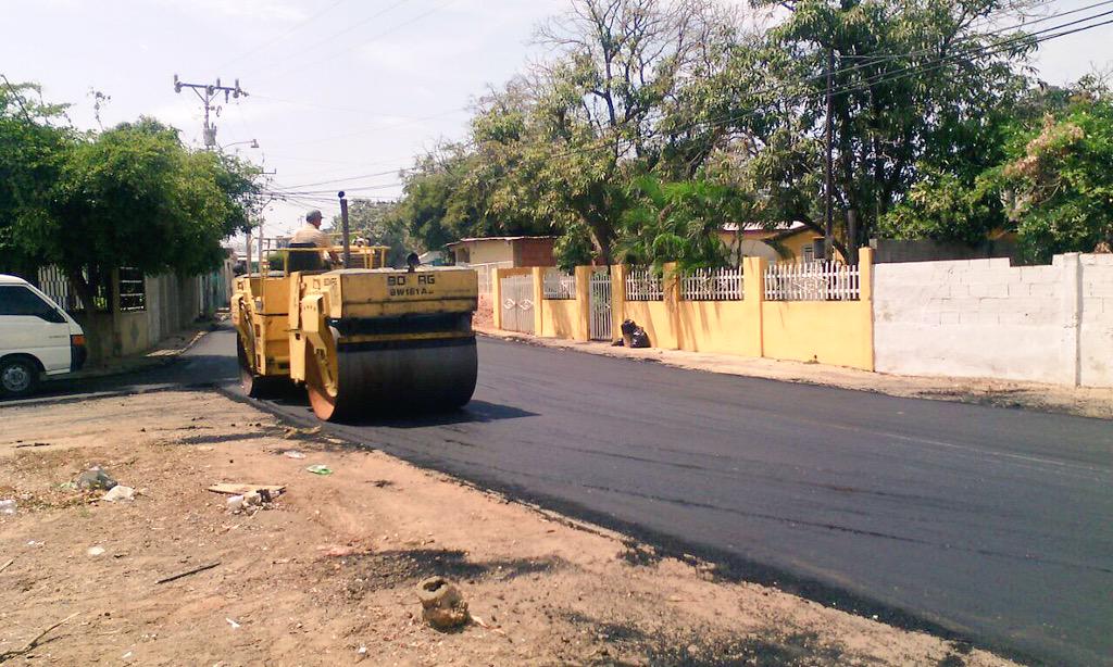 EvelingTrejo's tweet photo. ¡Seguimos recuperando calles y avenidas de #Maracaibo! Desde el sector Las Corubas http://t.co/0tWcV42voO
