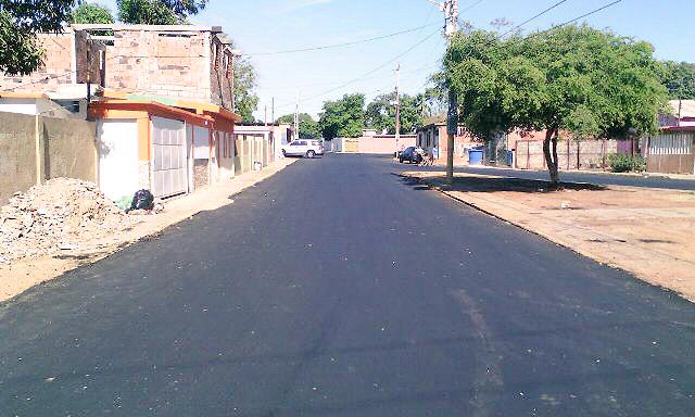 EvelingTrejo's tweet photo. ¡Seguimos recuperando calles y avenidas de #Maracaibo! Desde el sector Las Corubas http://t.co/0tWcV42voO