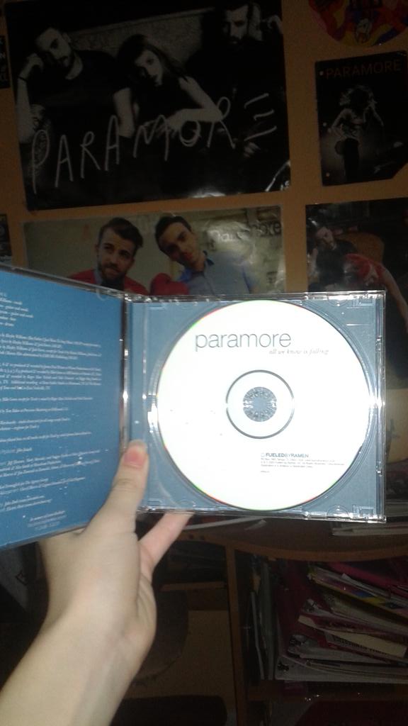 petalsforemmy's tweet photo. The album layout for All We Know is Falling is so aesthetically pleasing
#10YearsOfAllWeKnowIsFalling #AWKIF10 http://t.co/9wZzpz1liI