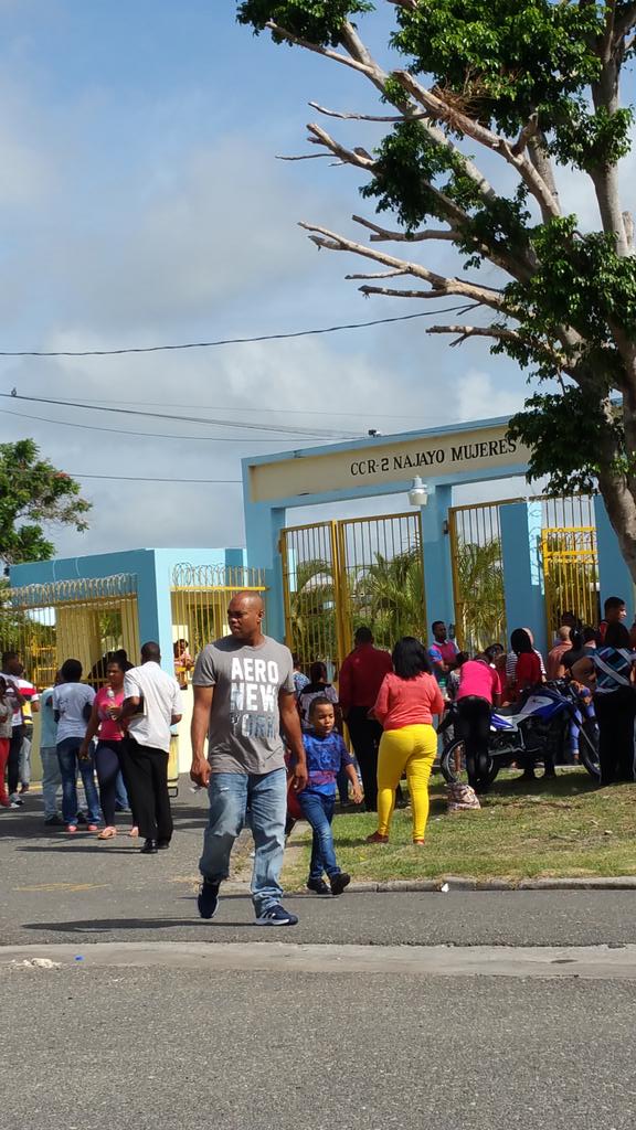 FelixPortes's tweet photo. Vista del #DíadelosPadres en Centro Corrección y Rehabilitación Najayo-Mujeres. #EnLabores http://t.co/w9dMLDJfW0