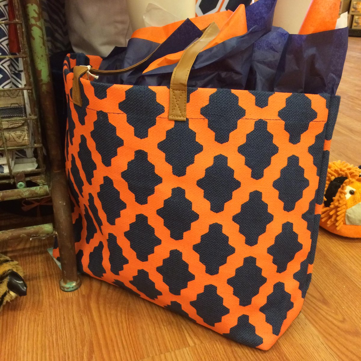 amlinc's tweet image. Show off your stylish Auburn side with our Navy and Orange Game-day Tote! ow.ly/Q3o2k #auburnart