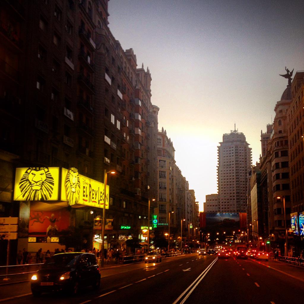 SecretosdeMadri's tweet photo. El paseito de los domingos es sagrado... #madrid #granvia http://t.co/RYqg5p1u3U