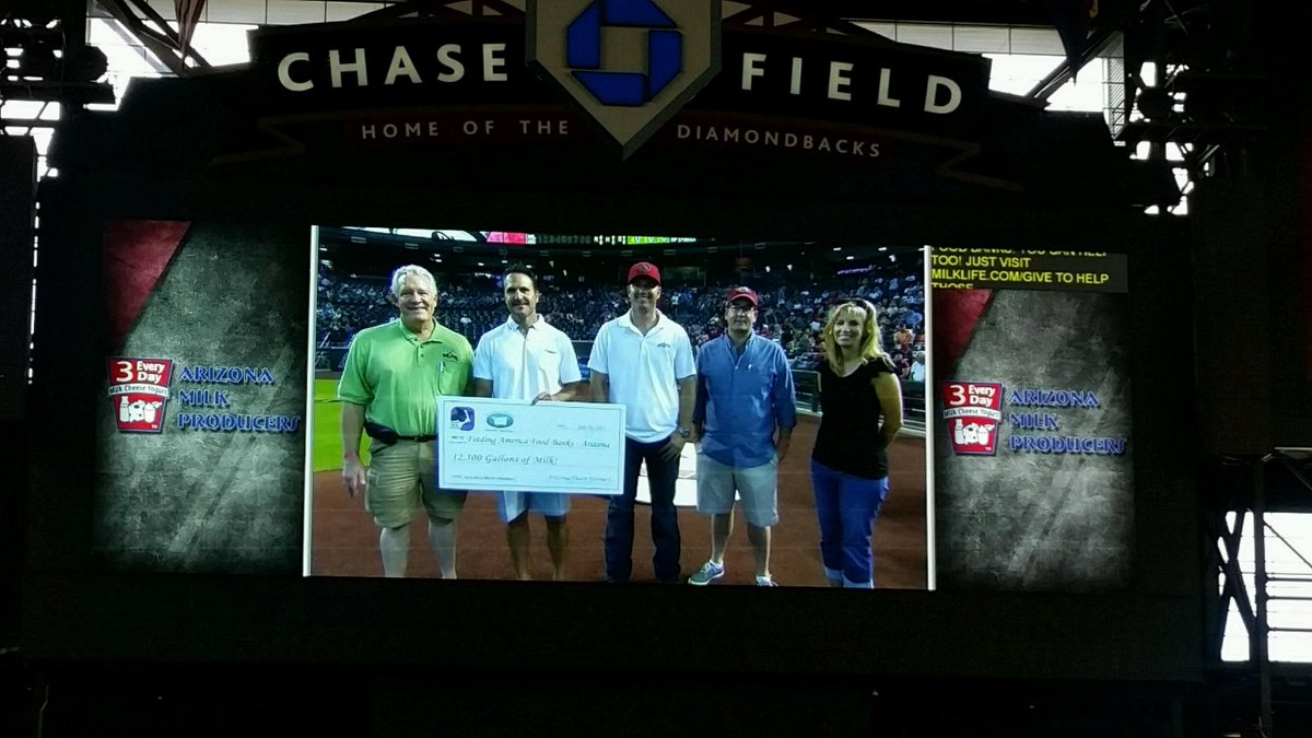 PaulRovey's tweet photo. #Arizona #dairy farmers donate 12,500 gallons of #milk at @DBacks game for the @FeedingAmerica Foodbanks of Arizona http://t.co/v1LYpcunYa