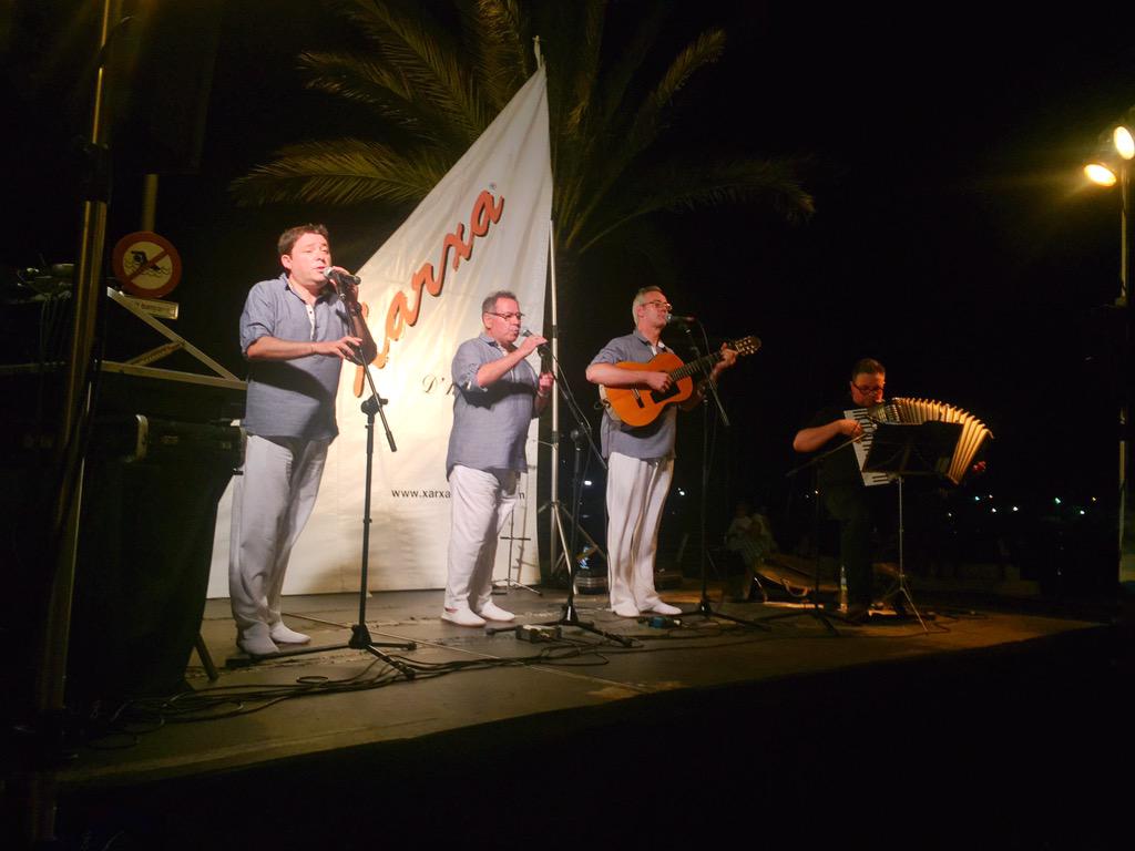 fmvng's tweet photo. Havaneres amb el grup Xarxa a la plaça del Port. #fmvng15 http://t.co/faG2UP2HUR