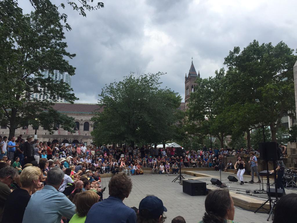 JanetWuNews's tweet image. The band @AlbasEdge has the whole crowd singing #SummerArtsWeekend #BSAW Thx @BostonGlobe @CitizensBank @wgbh