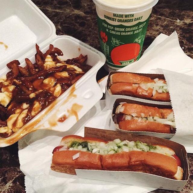 Montreall_'s tweet image. And that hits the spot 🍟🍔🍊 | Photo: Montreall.com's @KEVEATSMTL #orangejulep #eatplaylive