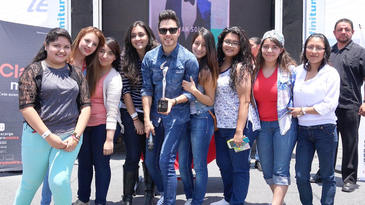 fchamx's tweet photo. #FCHA2015 a @soyjuansolo gracias a @claromusicamx #enAldeaDigital @Telcel @infinitum más fotos http://t.co/dURQDc51do http://t.co/SDxEQ9hE0J