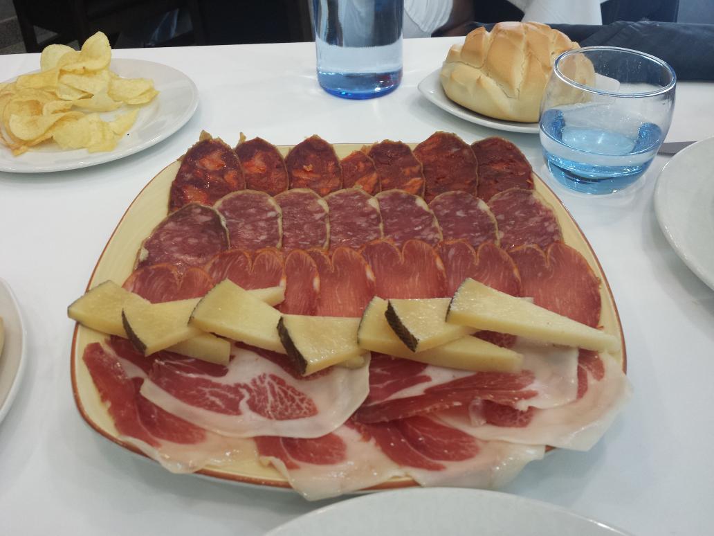 Tello_85's tweet photo. Ibéricos y chuletón que entre pecho y espalda nos hemos metido @tello113 y un servidor http://t.co/PVDcHmcuLZ