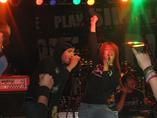 grayskull_s's tweet photo. #10YearsOfAllWeKnowIsFalling Cuando Paramore era telonero de Simple Plan. Me duele el alma 😭 http://t.co/zEYS1uMtbG