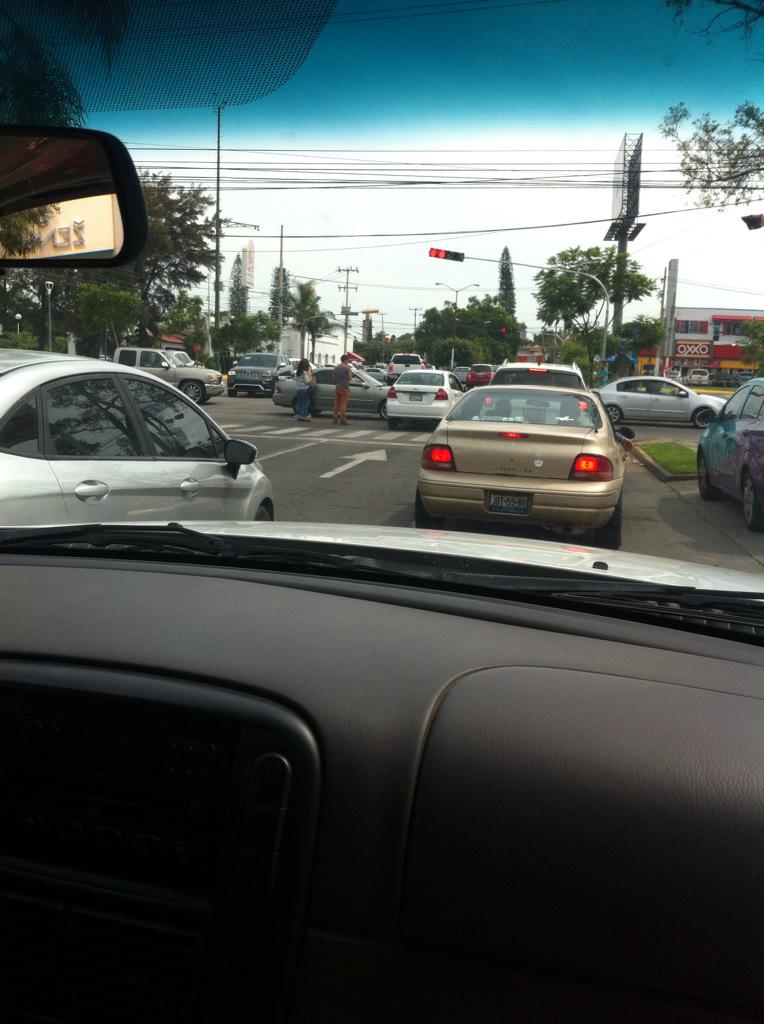 fritzandbeer's tweet photo. Choque en Lázaro Cárdenas y san Ignacio, contra esquina plaza picacho @MovilidadJal @Trafico_ZMG http://t.co/dYet78YYng