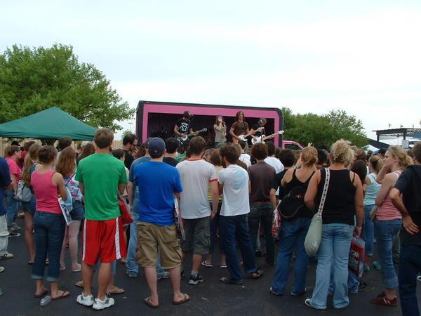 pmorennay's tweet photo. Ah o orgulho! 😍😭 #10YearsOfAllWeKnowIsFalling http://t.co/Xc7V26Drie