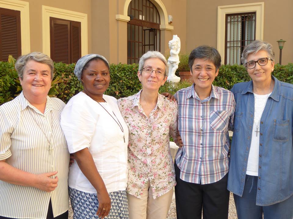 Equipo General:Yoshie Arai, japonesa;Esperanza Bagnara,chilena;Basiliane Kaswera,africana;Cristina Sanz,española.