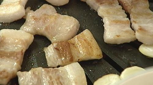 SBS8news's tweet photo. '고기 잘 굽는 동료가 좋더라' 직장인들은 회식 때 흥 많은 사람보다는 고기를 잘 굽는 동료 옆에 앉는 것을 훨씬 선호한다는 조사 결과가 나왔습니다. #부장님은_저_멀리 http://t.co/mdHCQG6mme http://t.co/ZHYMta2yZt