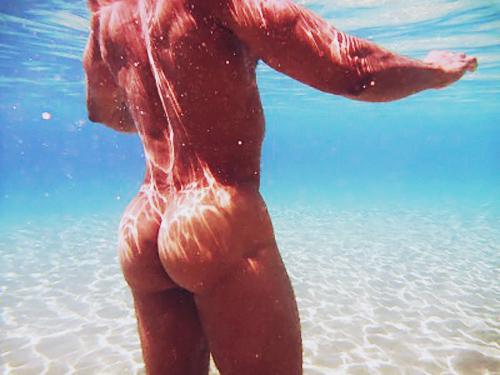 atletico555's tweet photo. Asi me.veria si me.saccara una foto abajo.del.agua pero necesito dos.cosas la.alberca y el.fotografo jaja http://t.co/ETHUUwuKi4