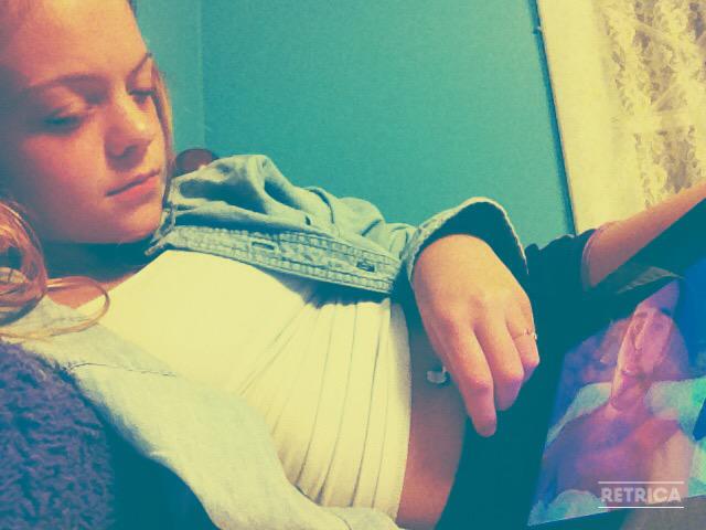 danceingdevilc1's tweet image. j took a pic of me watching @PointlessBlog vlog when I stoped complaining about my new belly ring lol love u zalfie