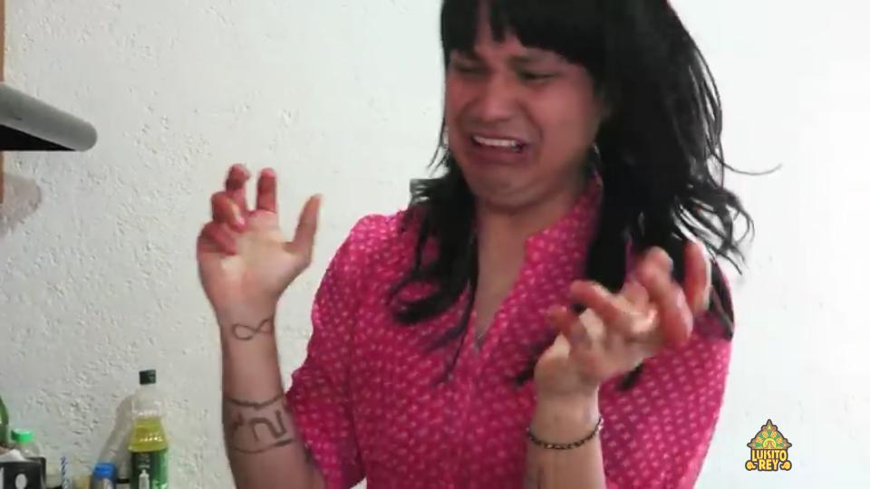 AlmaHowl's tweet image. Aishhh jajajaj cuando te das cuenta de que el perro se hizo popo😂😂 @luisitorey