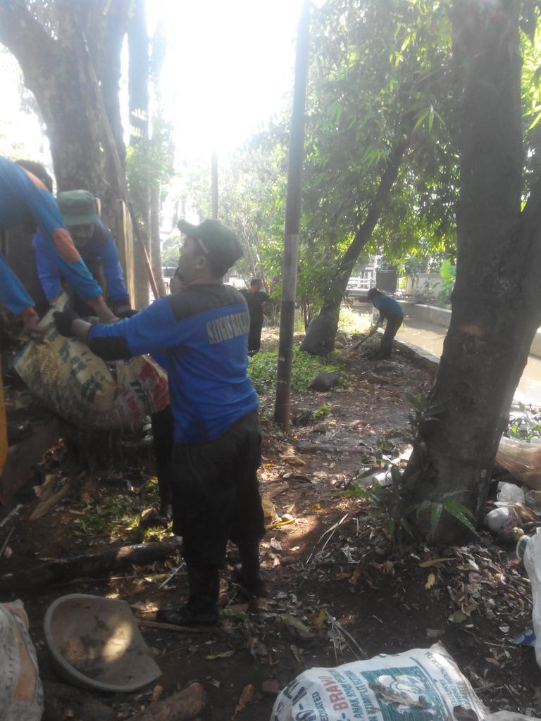 satgas_SDA's tweet photo. Satgas banjir regu pancoran mas membersihkan kali cabang timur balai kota http://t.co/h9Emp7gDAM