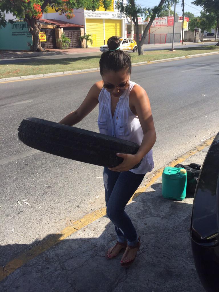 RegiMartinez_'s tweet photo. Jajajaja no sabe ni como cambiar el neumático 😂 http://t.co/h0p5b6MJDF
