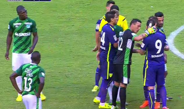 SURDeporte's tweet photo. Descanso en el Estadio del Deportivo Cali. El Málaga gana por 0-1, gol de Charles #VamosMalaga http://t.co/kzRlmwYj5q http://t.co/ifxCLostNS