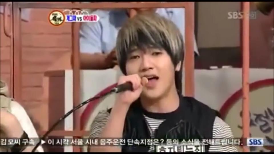 relatablesuju's tweet photo. when you're singing alone in your room then your mom suddenly comes in http://t.co/M2PSnfHsa7