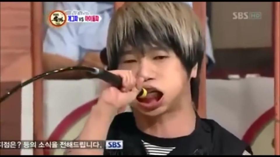 relatablesuju's tweet photo. when you're singing alone in your room then your mom suddenly comes in http://t.co/M2PSnfHsa7