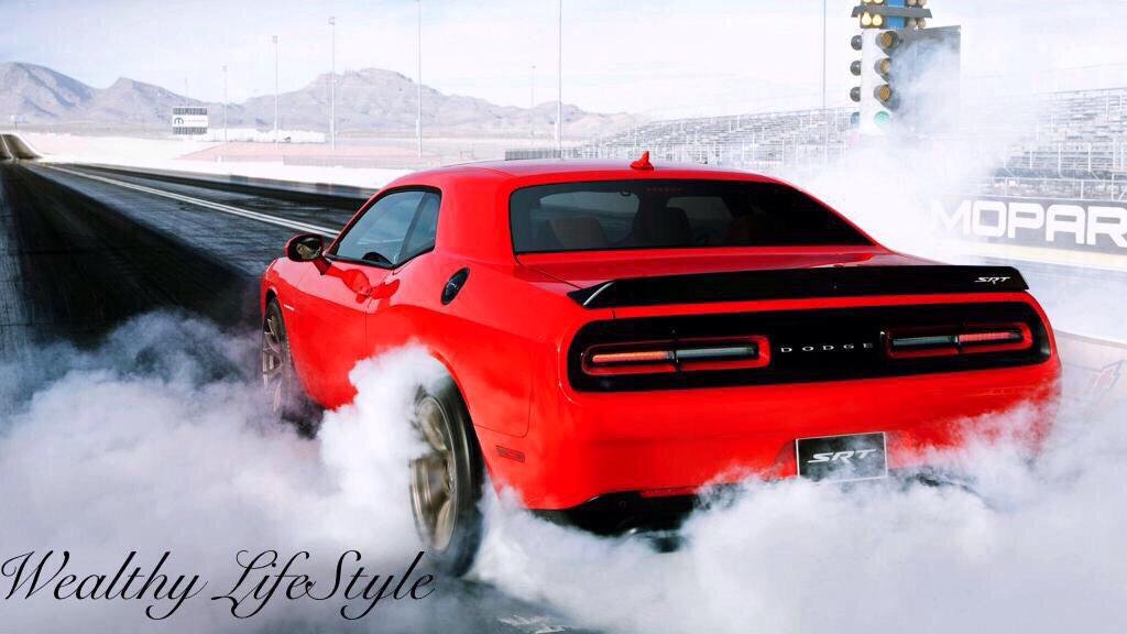 Wealth_LifeStyl's tweet photo. Just a nice Hellcat burnout http://t.co/idA78XWYMQ