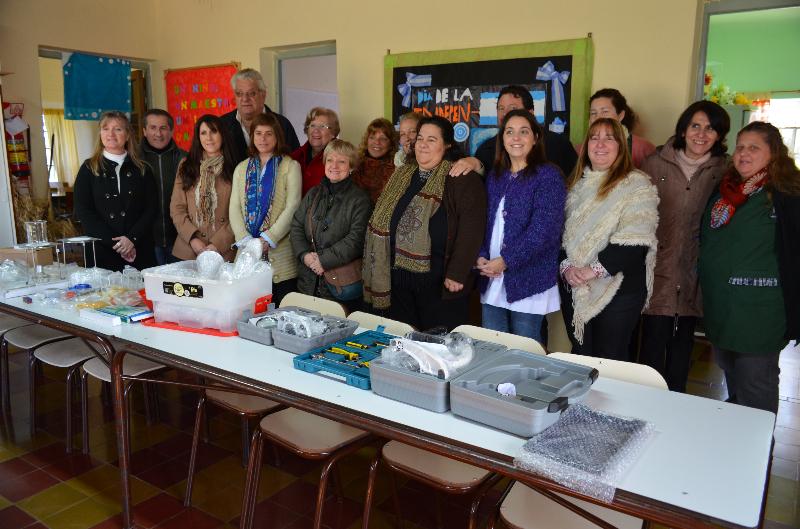 CpitanSto's tweet photo. El 24/07 entrega de los laboratorios del Plan Nacional de Ciencias Naturales a 10 Escuelas del Distrito!!! http://t.co/EhBDdFd0EM