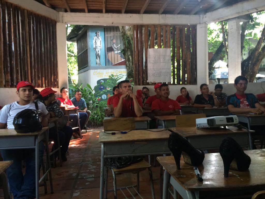 JRCAQUETA's tweet photo. Finalizando la jornada de la escuela de formación.
@JuvREBELDE @GustavoPineda21 @CristianHurtMP @PrensaRural http://t.co/KlhveTpOFM