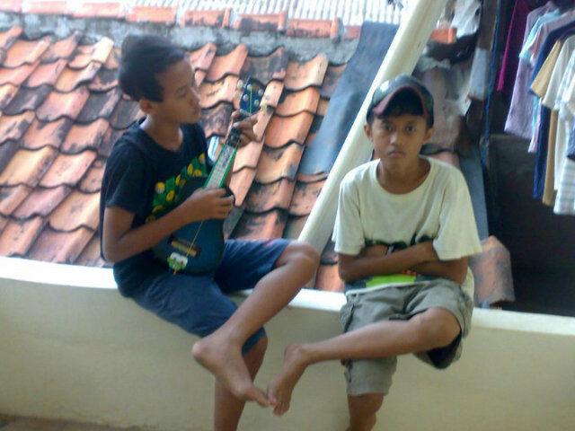 toywild's tweet photo. Update status: Lagi sama tyo nyantai diatas rumah master 2010, yuuhhuuuu ckckck http://t.co/JvBfZTKALB