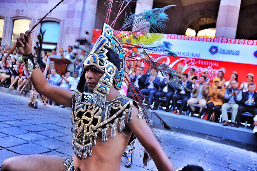 cpbzac's tweet photo. Nuestra ciudad se engalana con música, danza y folclor. Disfrutemos todos de esta gran fiesta. http://t.co/8tqHpUQRT4