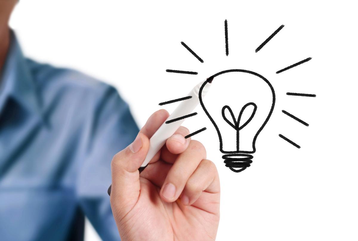 лампочка мысль. креативная лампочка. идея. человек с идеей. идея картинка.