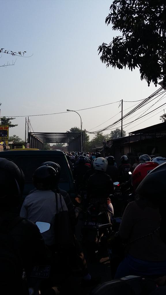 boim's tweet photo. terusan rancamanyar....macetna phollll. pemotor ngabisin badan jalan... http://t.co/y1tFQYNmr8