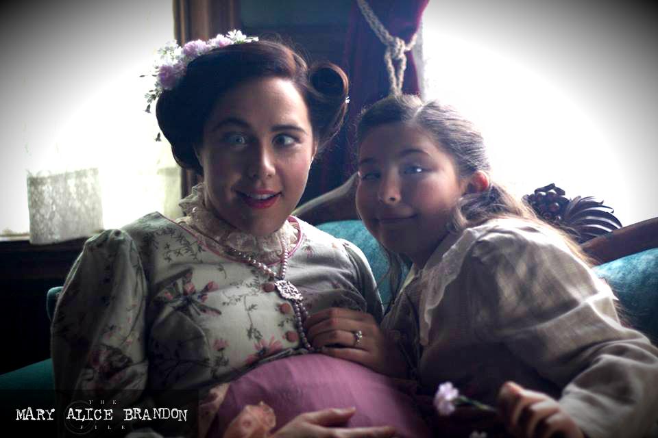 theMABFile's tweet photo. #TheMaryAliceBrandonFile Behind the Scenes - Like mama, like daughter :) #BTS #TwilightStories #sillyonset http://t.co/f383D7Bcnd
