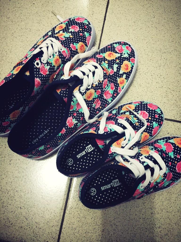RoselineLona's tweet photo. Sepatu terakhir yang dbeli Kembaran.. Koleksinya smp lupa brp banyak.. 20 lebih... @979FeMaleRadio #HappyMorning http://t.co/jzotTI8wE7
