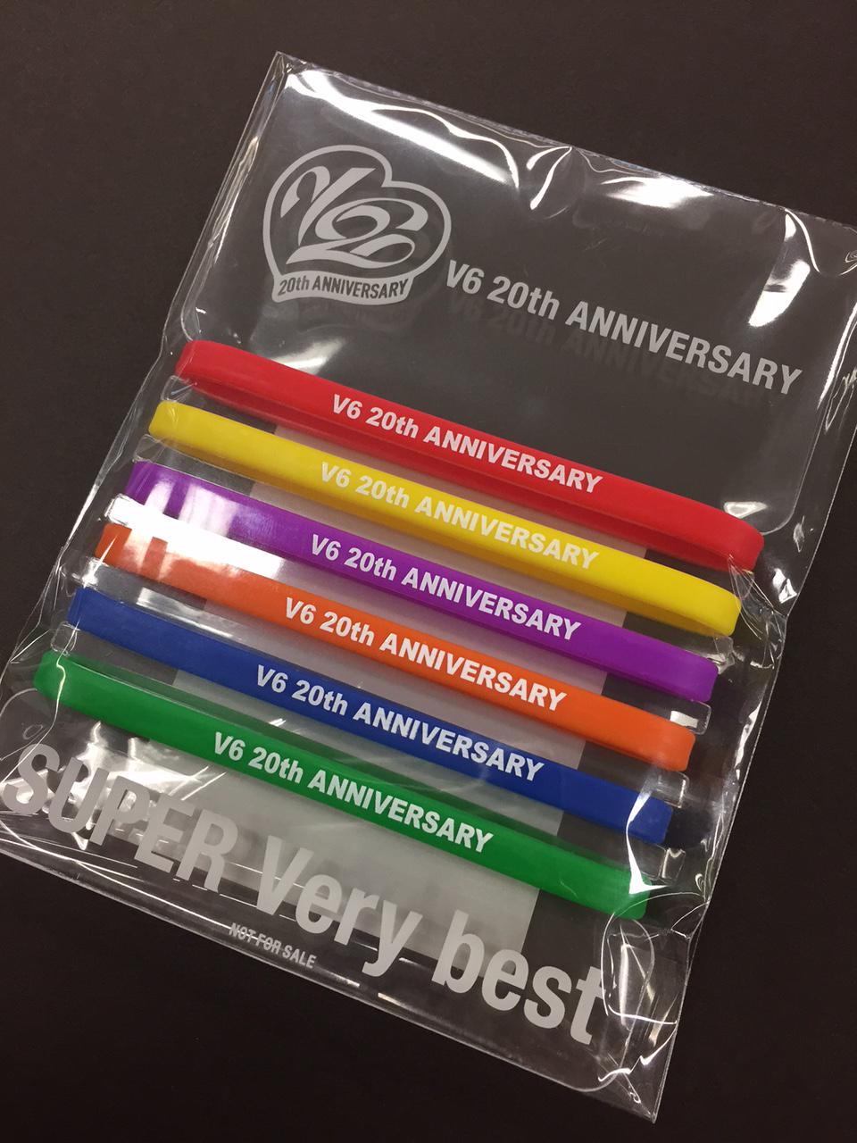 Hmvイオンモール直方 V6 いよいよ本日です Super Very Best 発売 Hmv Loppi限定盤には ラバーバンド メンバーカラー6種セット が 他３形態にはhmvオリジナル クリアファイル が付きます またv6くじは只今より販売開始 Http T Co