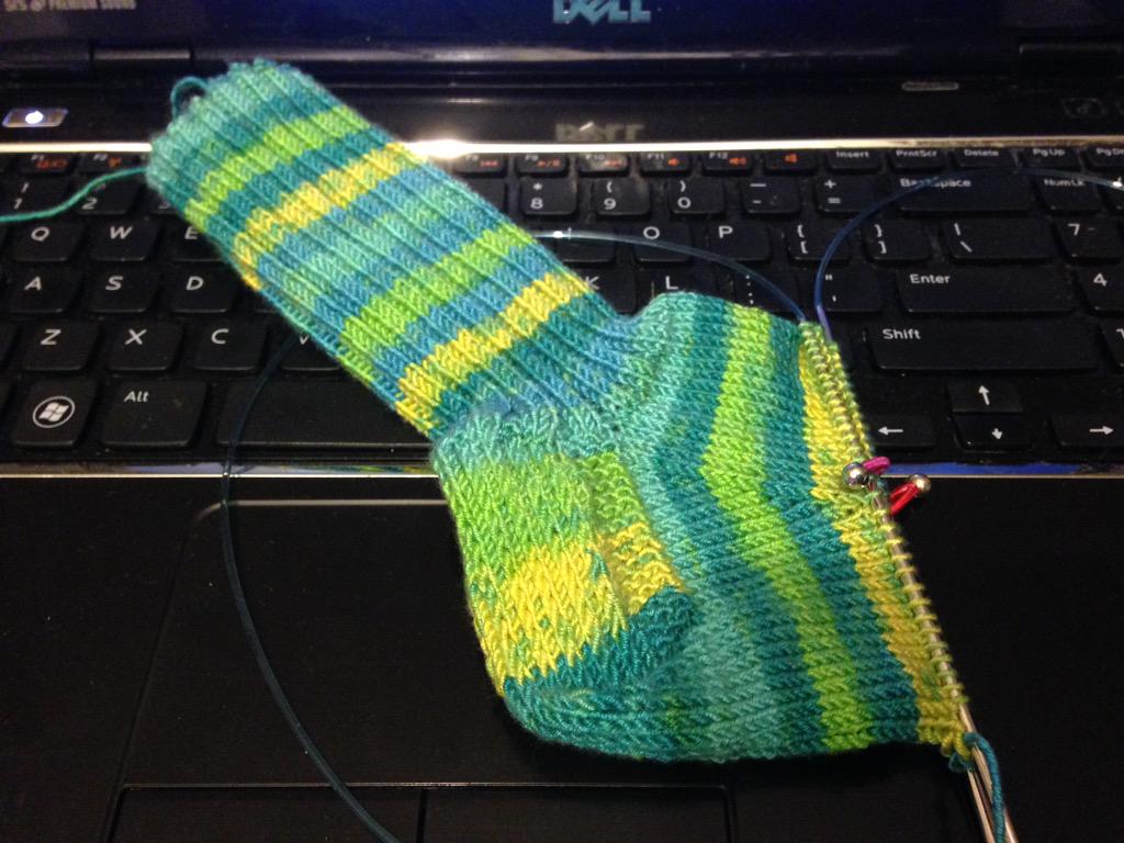Jessstrack's tweet photo. Knitting and Netflix http://t.co/GmMqed1bZf